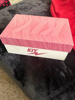 Stylish “pink panda” kool kiy 2025 drop brand new only worn twice